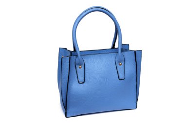 Beyaz arka planda mavi çanta izole edilmiş.