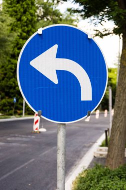 mavi ve beyaz sola oturum açmak