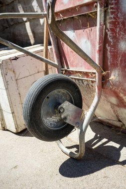 Yaz aylarında ahır dışında kırmızı el arabası ayakta