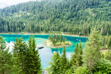 Yürüyüş ve yüzme için turkuaz su ile İsviçre gölde Caumasee