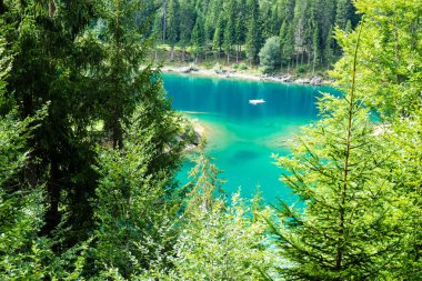 Yürüyüş ve yüzme için turkuaz su ile İsviçre gölde Caumasee