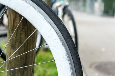 Bisiklet Tekerleği beyaz bir çerçeve ile yakın çekim ile sokak arka plan