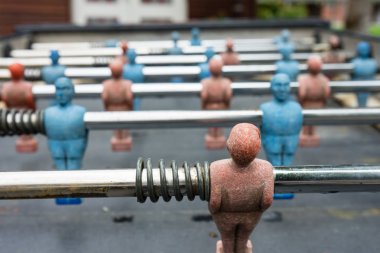 Vintage tablo futbol kutusunda kırmızı mavi player ile yakın çekim dışarı yıkanmış