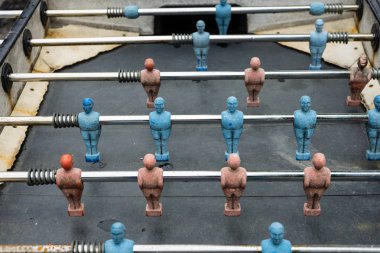 Vintage tablo futbol kutusunda kırmızı mavi player ile yakın çekim dışarı yıkanmış