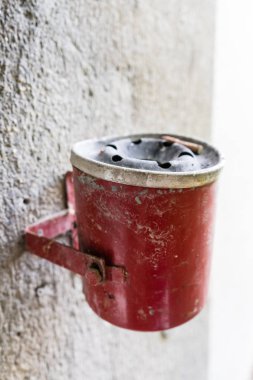 Temizlenmiş sokak kül tablası ile sigara eski stil tam değil