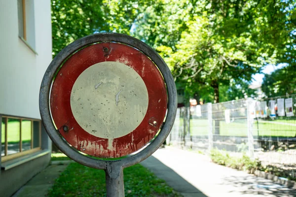 Old Washed Out Trespassing Sign Trees Back — Stock Photo, Image