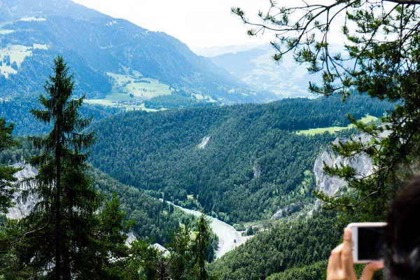 Turista Tira Foto Vista Para Montanha Suíça — Fotografia de Stock