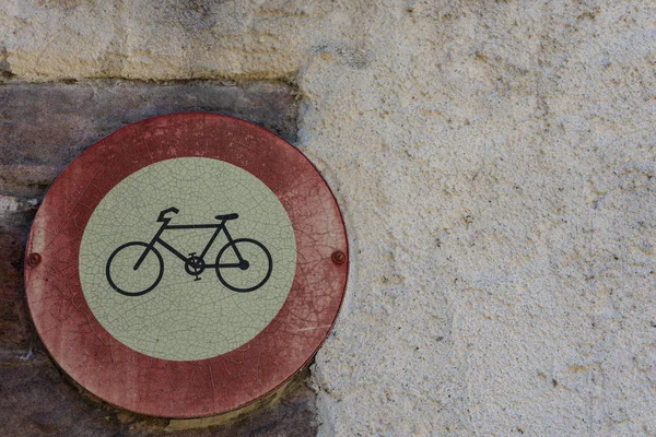 复古复古无自行车标志旧的历史墙壁红色白色 — 图库照片