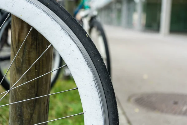带白色框架的自行车车轮 靠近街道背景 — 图库照片