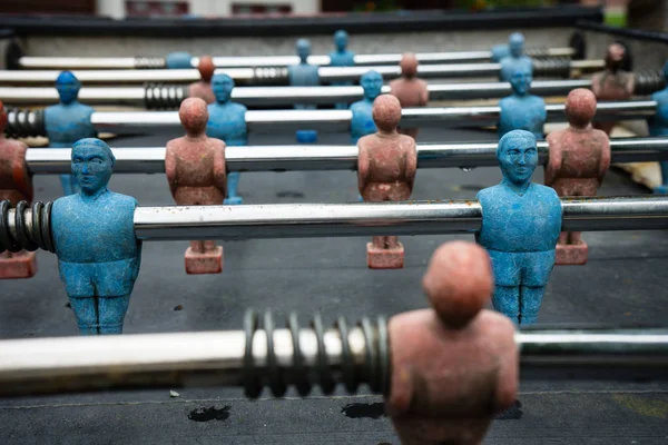Vintage tablo futbol kutusunda kırmızı mavi player ile yakın çekim dışarı yıkanmış