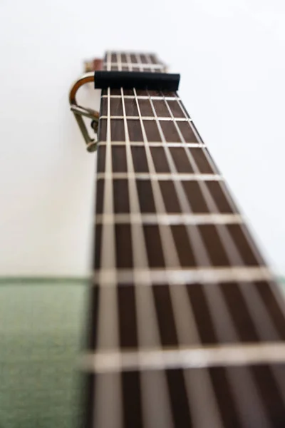 Brown Guitar Neck Capo Low Angle View Close — Stock Photo, Image