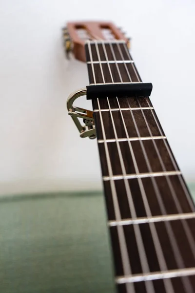 Pescoço Guitarra Marrom Com Capo Baixo Ângulo Vista Perto — Fotografia de Stock