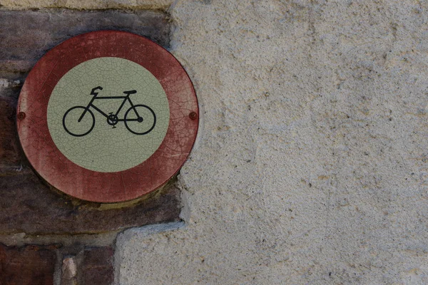 复古复古无自行车标志旧的历史墙壁红色白色 — 图库照片