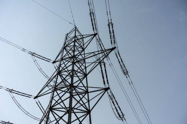 Güç Kulesi kutup elektrik bulutlu karanlık gökyüzü düşük açılı görünümü sanayi ile yakından