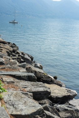 taş su ve yelkenli tekne arka plan yaz aylarında gölün kıyıdan