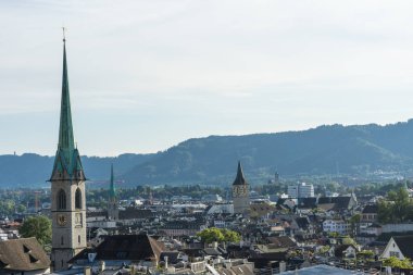 Zürih Üniversitesi Hill bir yaz gününde eski town toplayan