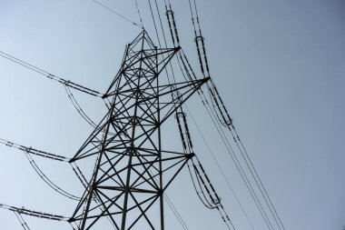 Güç Kulesi kutup elektrik bulutlu karanlık gökyüzü düşük açılı görünümü sanayi ile yakından