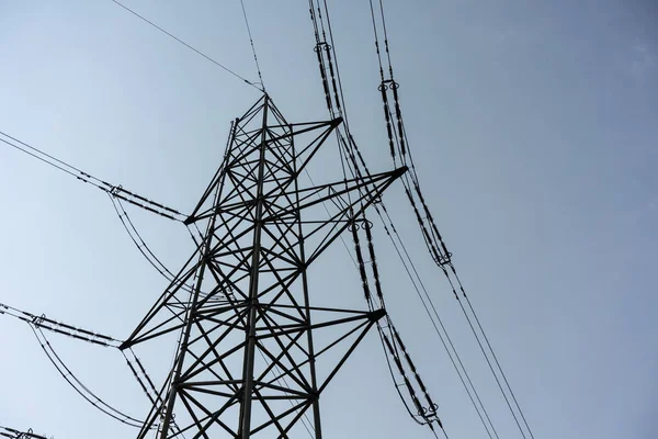 Güç Kulesi kutup elektrik bulutlu karanlık gökyüzü düşük açılı görünümü sanayi ile yakından