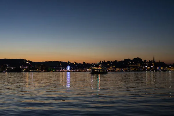 Matahari Terbenam Danau Lucerne Dengan Panorama Kota Dan Air Mencerminkan — Stok Foto