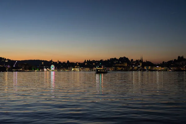 Matahari Terbenam Danau Lucerne Dengan Panorama Kota Dan Air Mencerminkan — Stok Foto