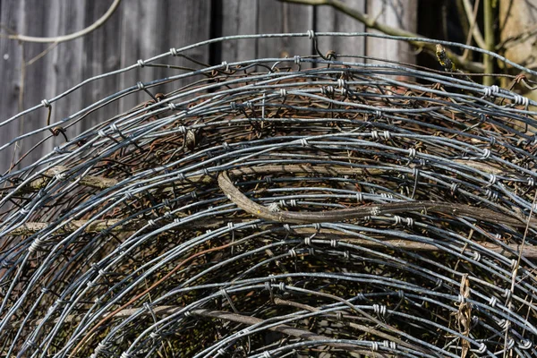 kazık veya eski paslı ve yeni dikenli tel rulo