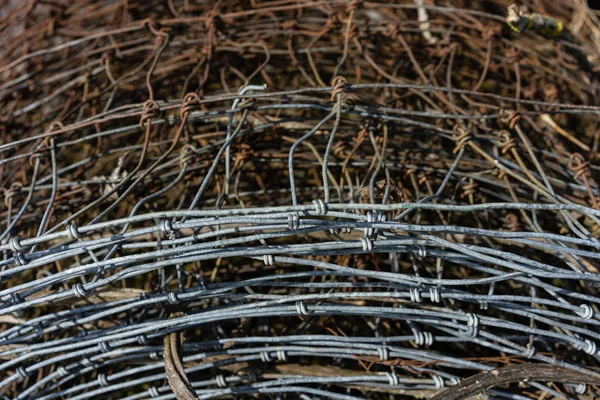 kazık veya eski paslı ve yeni dikenli tel rulo