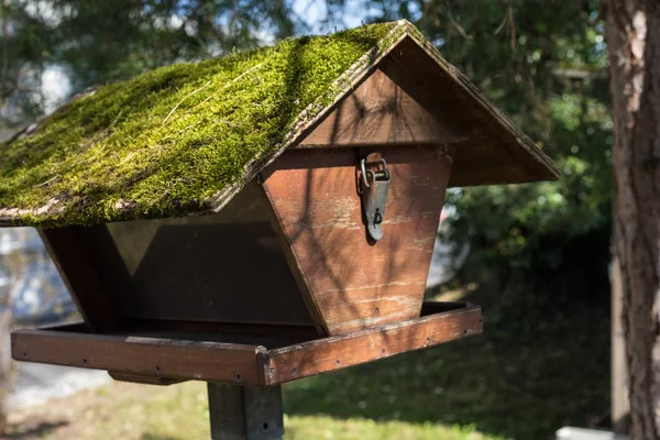 Close Van Bruin Houten Vogelhuisje Met Mos Bedekt Dak — Stockfoto