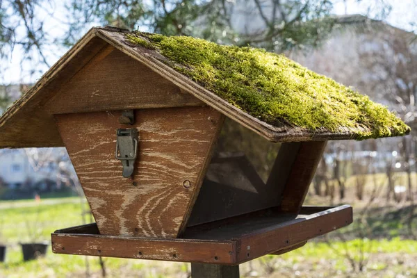 Close Van Bruin Houten Vogelhuisje Met Mos Bedekt Dak — Stockfoto