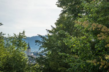 Zürih Üniversitesi Hill bir yaz gününde eski town toplayan