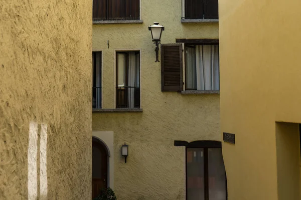 Vintage Yellow Paintet House Street Scene Mediterranean Architecture Design Style — Stock Photo, Image