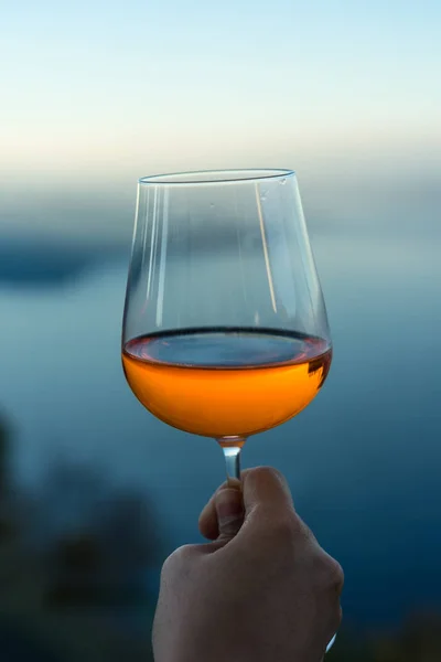 Vin Glas Med Drink Framför Blå Sjöutsikt Ikoniska Bakgrund — Stockfoto