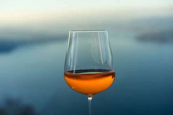 Bicchiere Vino Con Bevanda Fronte Lago Blu Iconica Vista Sullo — Foto Stock
