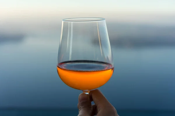 Vin Glas Med Drink Framför Blå Sjöutsikt Ikoniska Bakgrund — Stockfoto