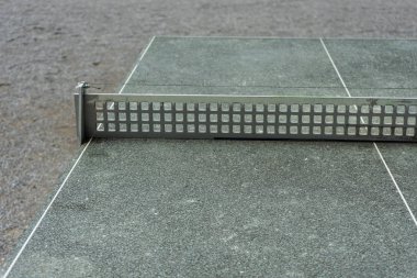 Beton bir Parkı içinde net ile gri Masa Tenisi