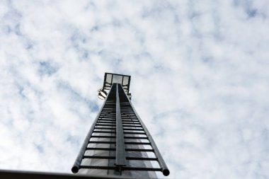 Stadyum elektrik direğine yerden bulutlu gökyüzü manzaralı