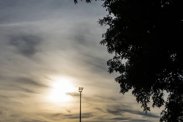 Γήπεδο Φως Πόλο Ένα Όμορφο Ηλιοβασίλεμα Στο Παρασκήνιο — Φωτογραφία Αρχείου