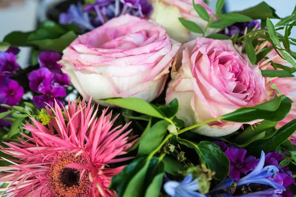 çiçek buketi kapatmak görünüm pembe güller ve çiçekler romantik aşk Sevgililer anneler günü kadar