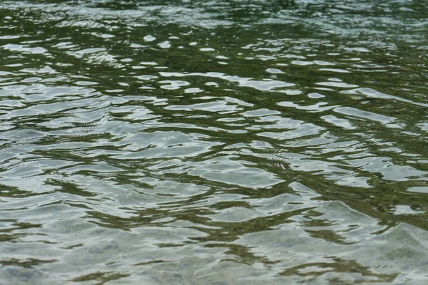 Agua Vibrante Del Río Cerca Con Reflejo — Foto de Stock