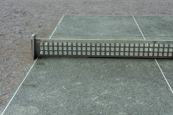 Beton bir Parkı içinde net ile gri Masa Tenisi