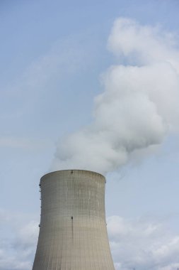 Nükleer Enerji Santrali Baca yoğunlaşma bulutlu bir günde radyoaktif duman ile