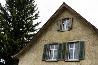 Vintage Avrupa hosue ağaç ve windows ile