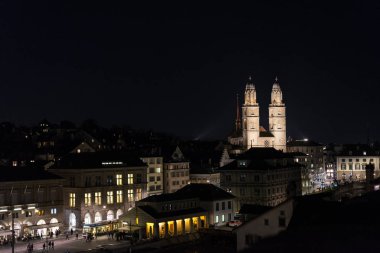 Gece ile ünlü Grossmuenster Binası, İsviçre Zürih şehri