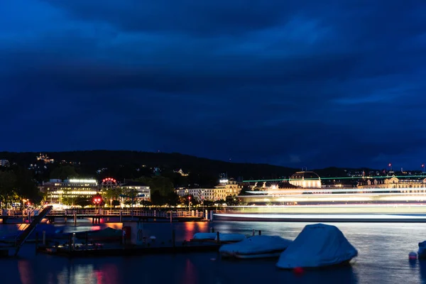 Grosses Kreuzfahrtschiff Auf Dem Zürichsee Bei Nacht Mit Blauem Wasser — Stockfoto
