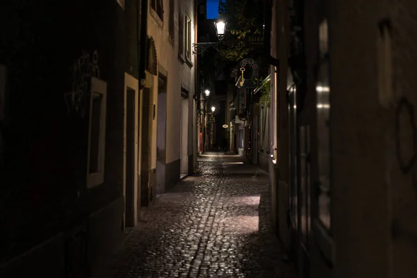 老城区胡同街在晚上在尼德多夫苏黎世瑞士 — 图库照片