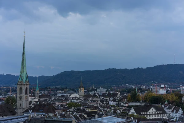Zürih şehir Panorama eski kasaba kilise manzaralı akşam günbatımında