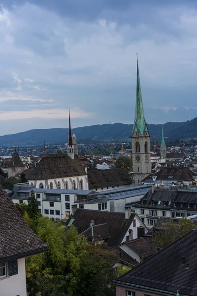 Zürih şehir Panorama eski kasaba kilise manzaralı akşam günbatımında