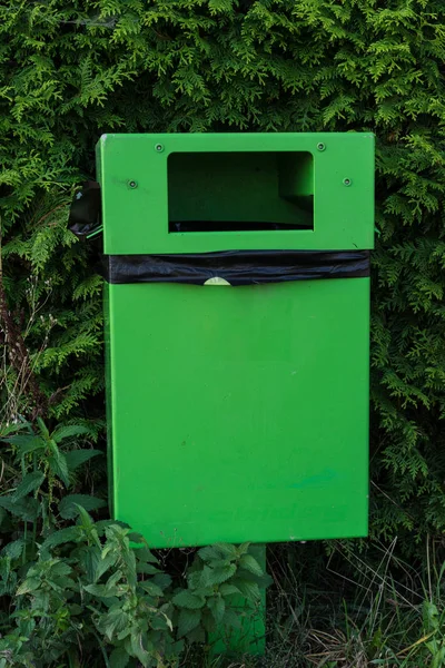Zöld Szemetet Bin Elölnézetből Fekete Műanyag Belsejében Szemét Ezen Környéken — Stock Fotó
