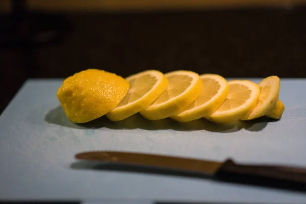 Limón Fresco Jugoso Cortar Rebanadas Finas Una Tabla Cortar Con — Foto de Stock