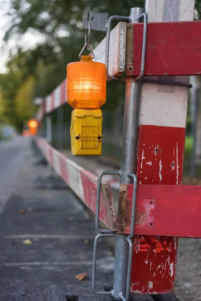 Şantiye Yolda Uyarı Işığı Ile Yakın Çekim — Stok fotoğraf