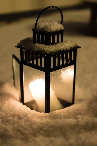 Lanterne Noël Avec Bougie Allumée Sur Nuit Neige Scène — Photo